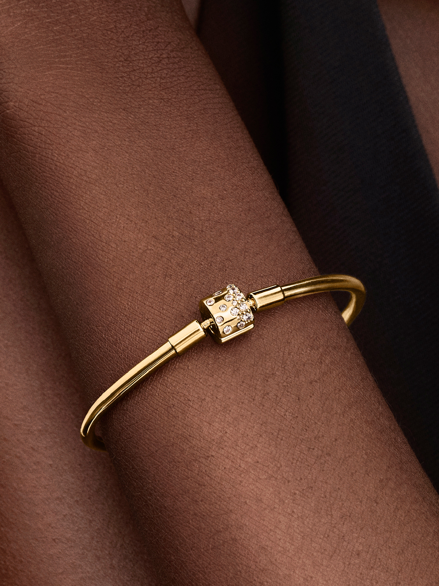 14k gold-plated bangle with clear cubic zirconia | ゴールドプレー