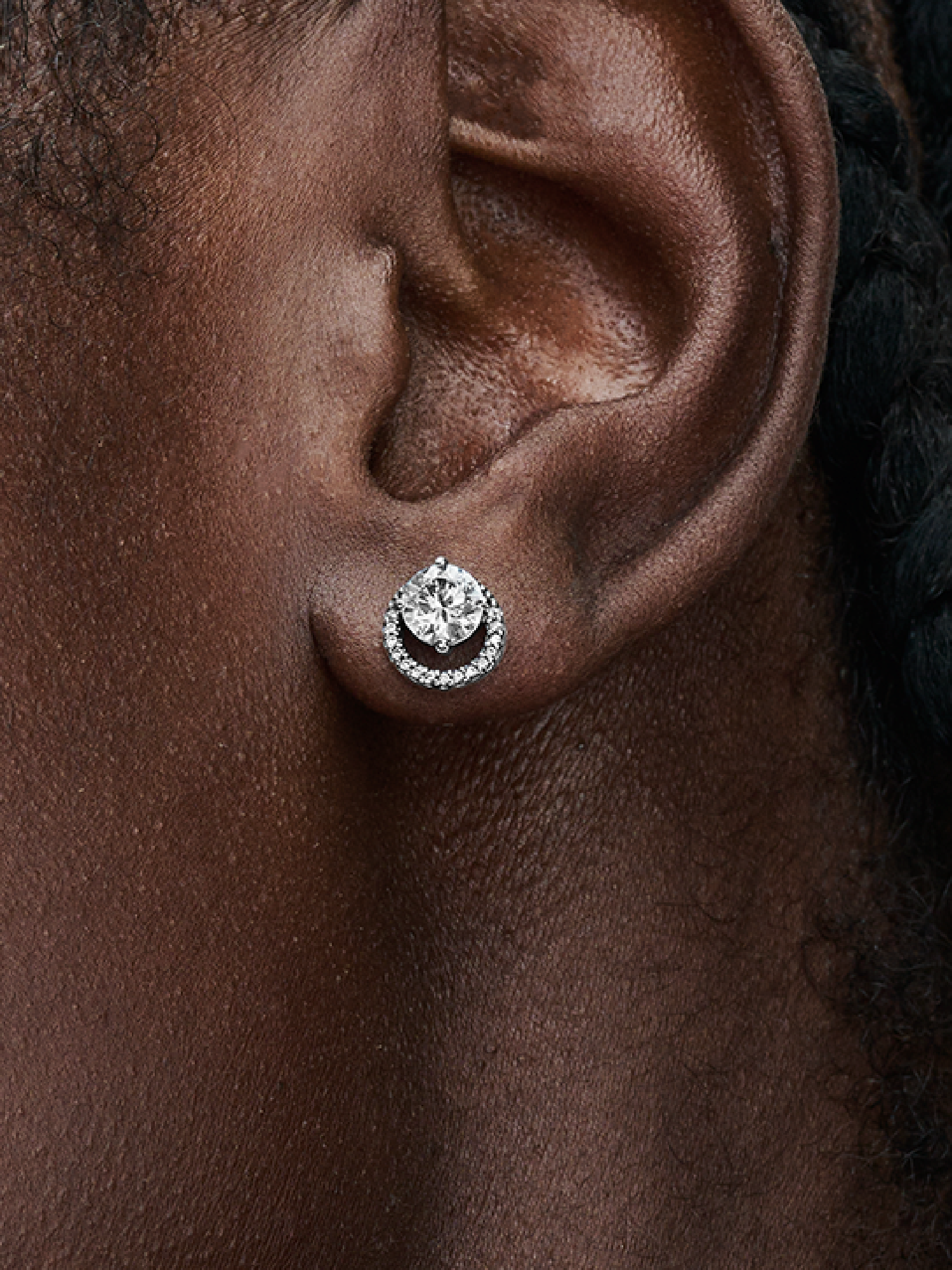 Sparkling Round Halo Stud Earrings | スターリングシルバー | パンドラ'