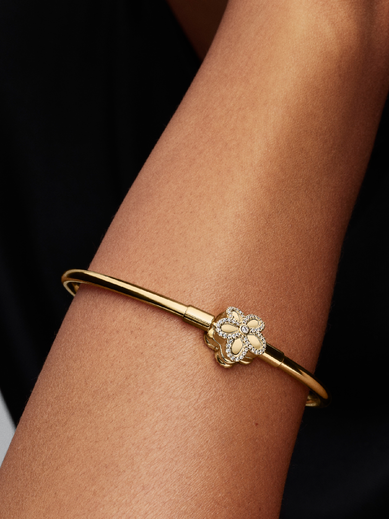 Pavé Flower Bangle | ゴールドプレーティング | パンドラ'