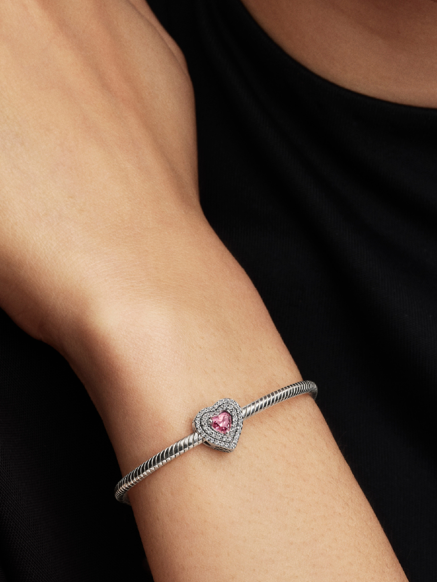 Sparkling Levelled Hearts Charm | スターリングシルバー | パンドラ'