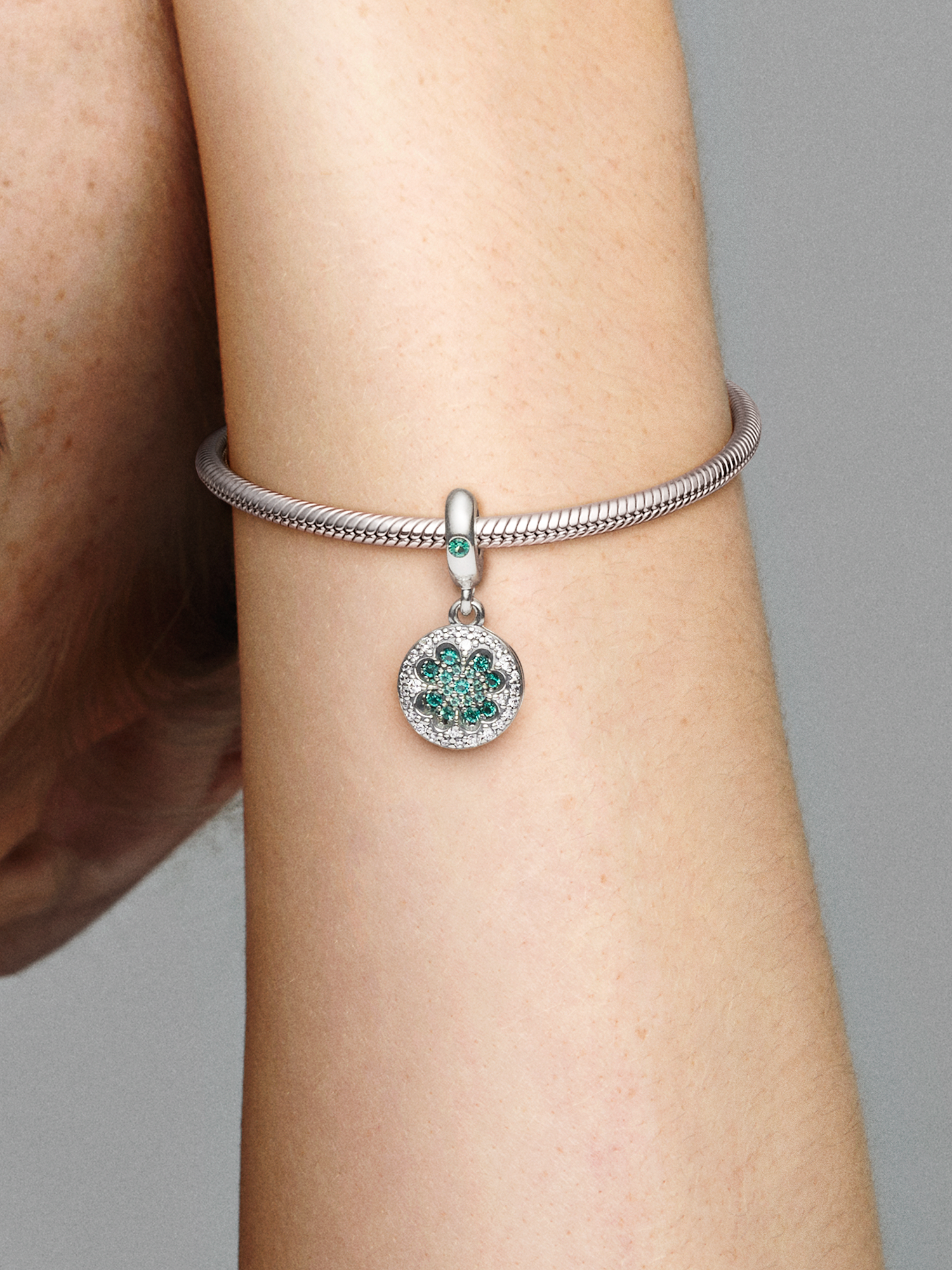 Lucky Four Leaf Clover Dangle Charm | スターリングシルバー | パンドラ'