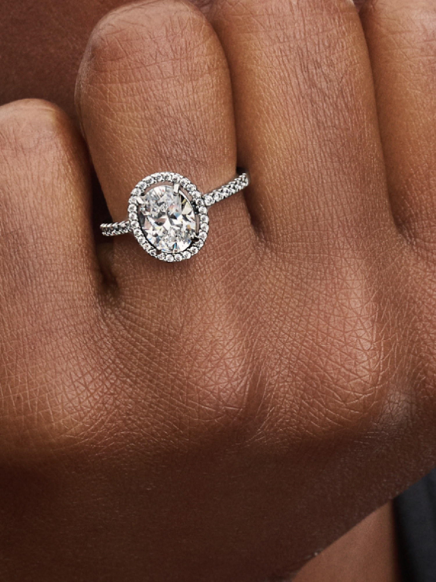 Oval Sparkling Halo Statement Ring | スターリングシルバー | パンドラ'