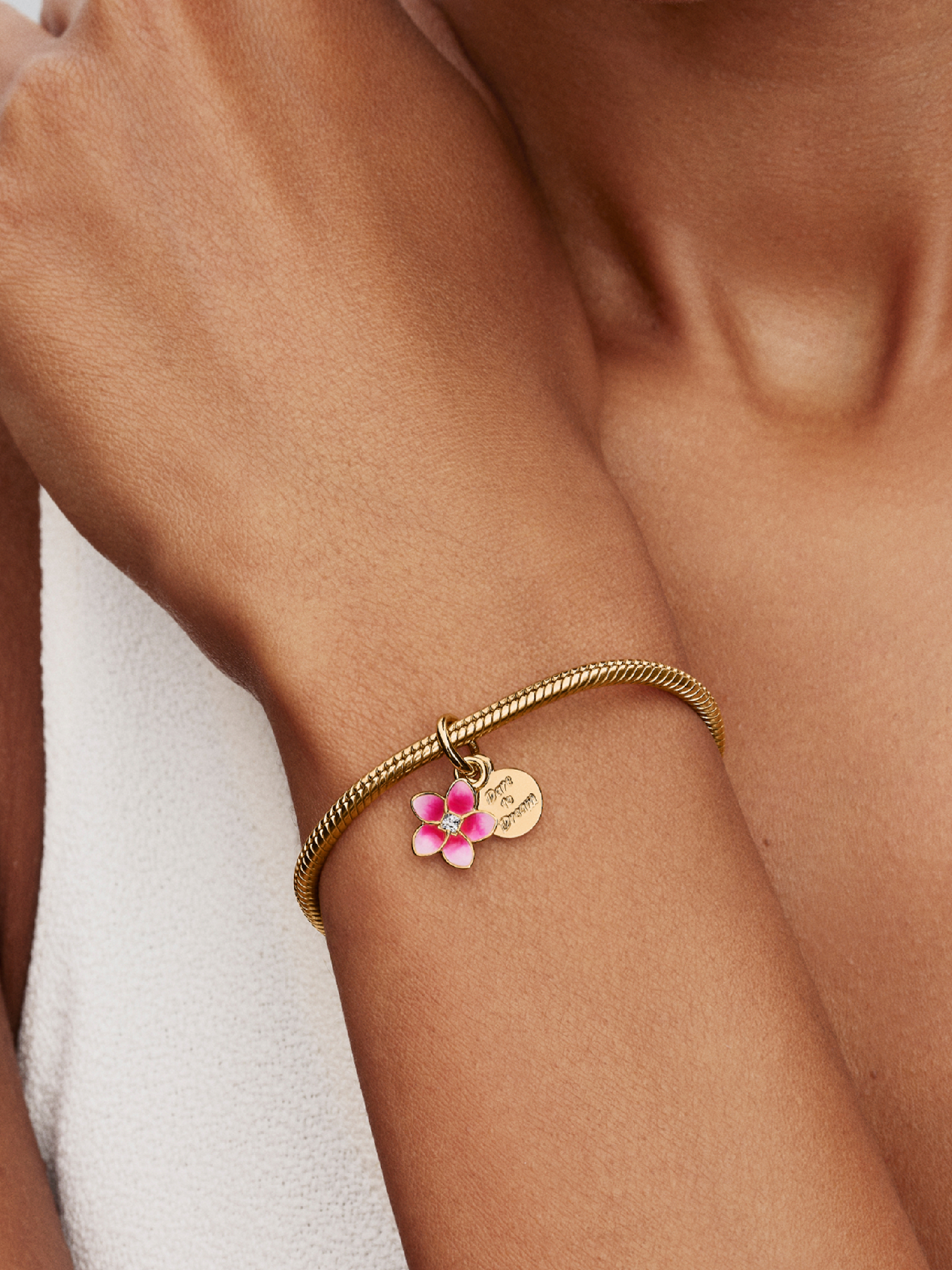 Disney Moana Flower Dangle Charm | ゴールドプレーティング | パンドラ'