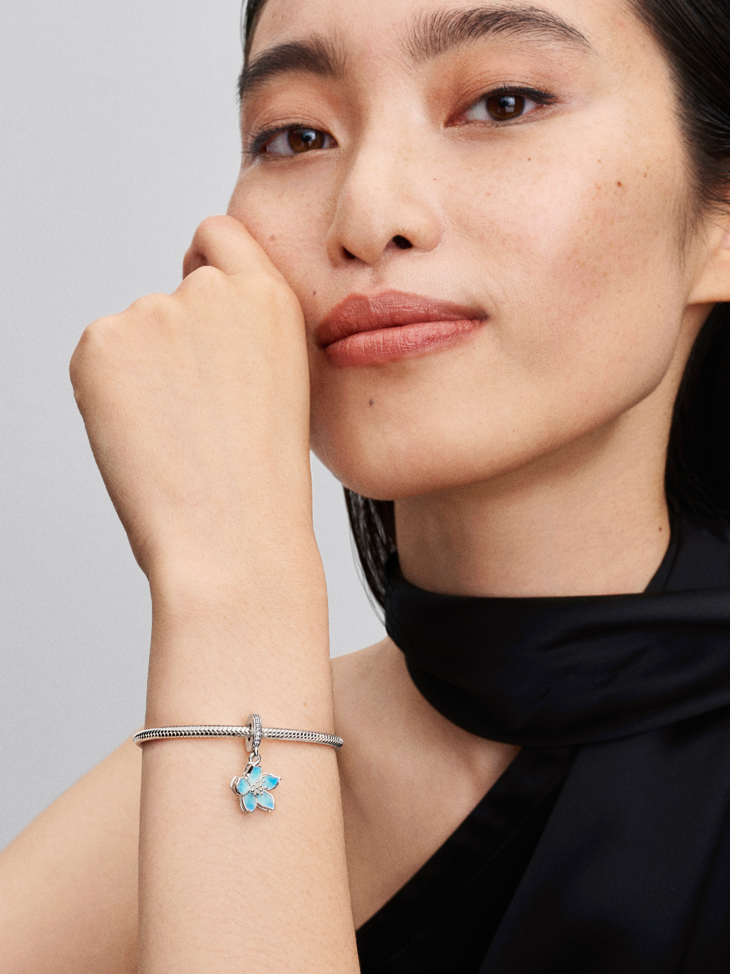 Blue Blossom Dangle Charm | スターリングシルバー | パンドラ'