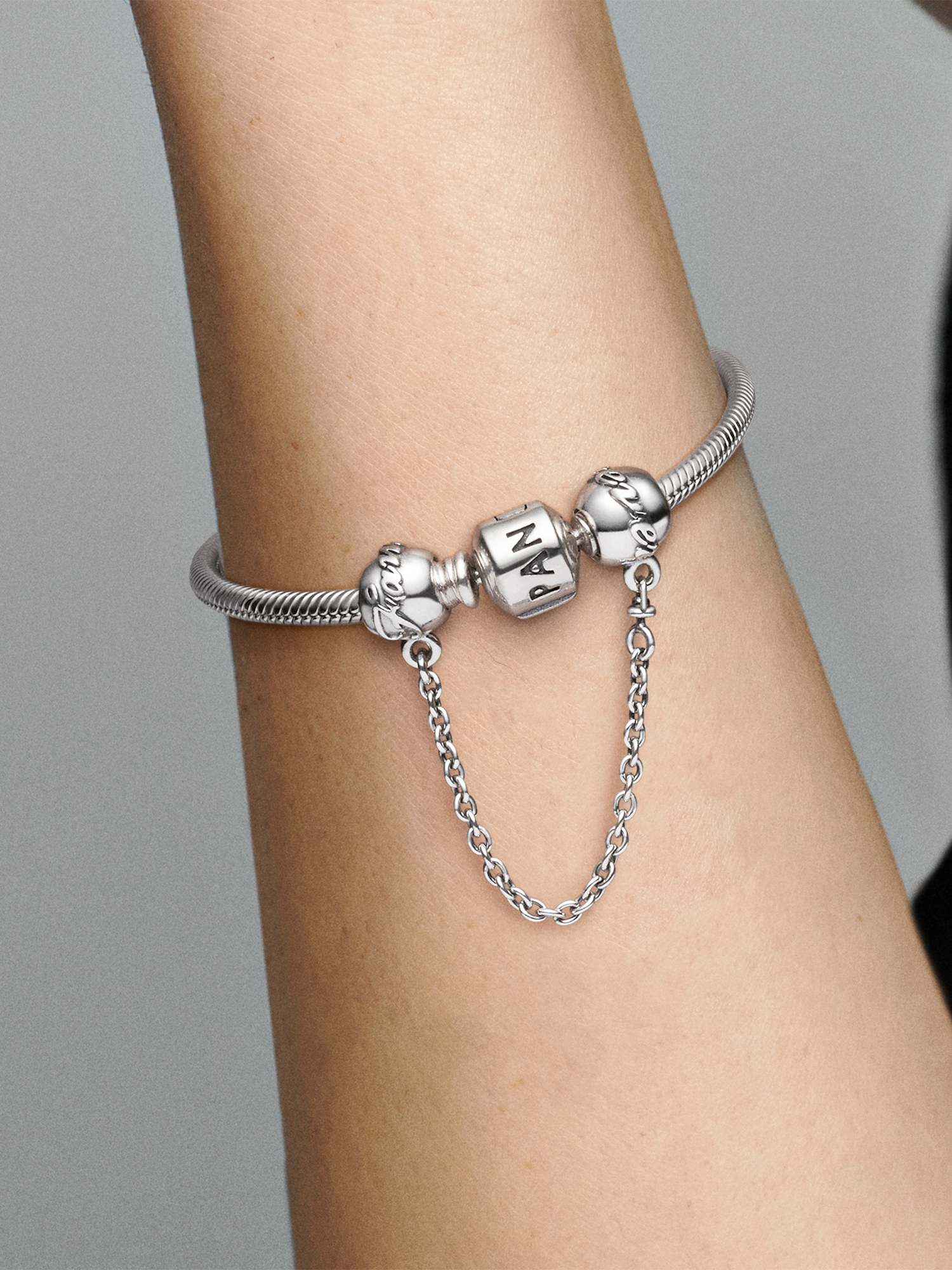Family Forever Safety Chain Charm | スターリングシルバー | パンドラ'