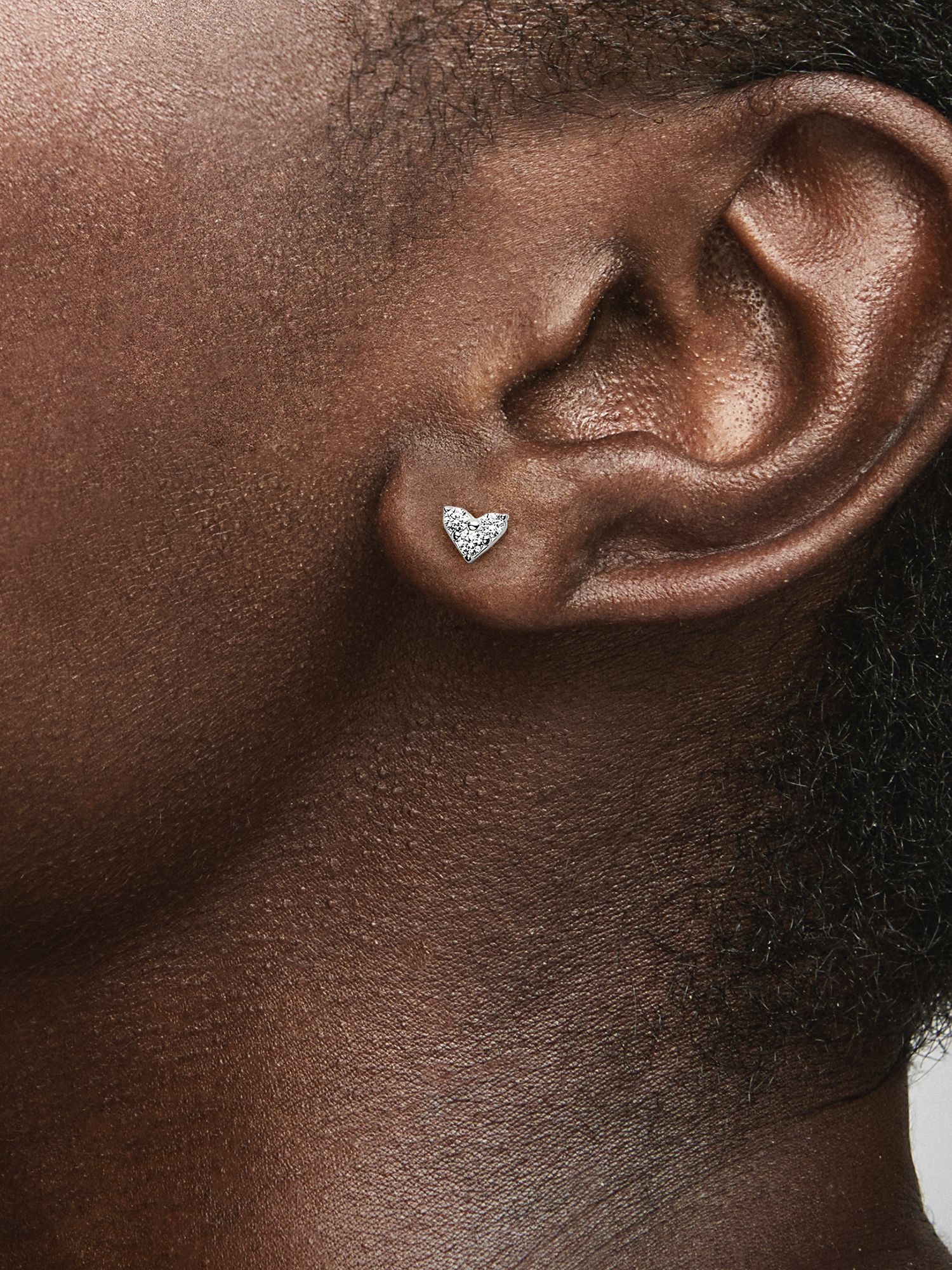 Triple Stone Heart Stud Earrings | スターリングシルバー | パンドラ'