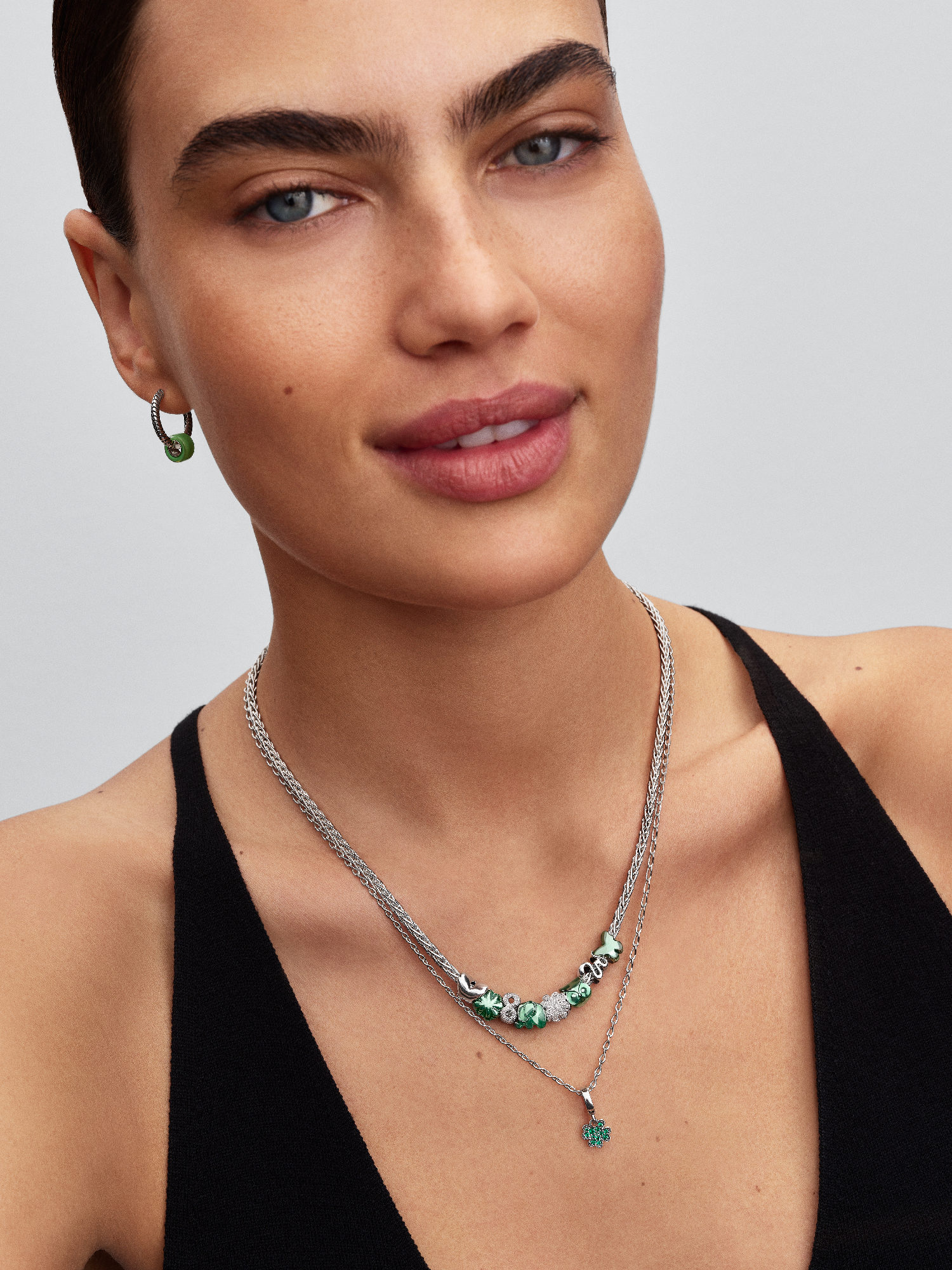 Pandora ME フープピアス スターリングシルバー + 2つのチャーム Pandora Moments Small Charm Hoop Earrings | スターリングシルバー