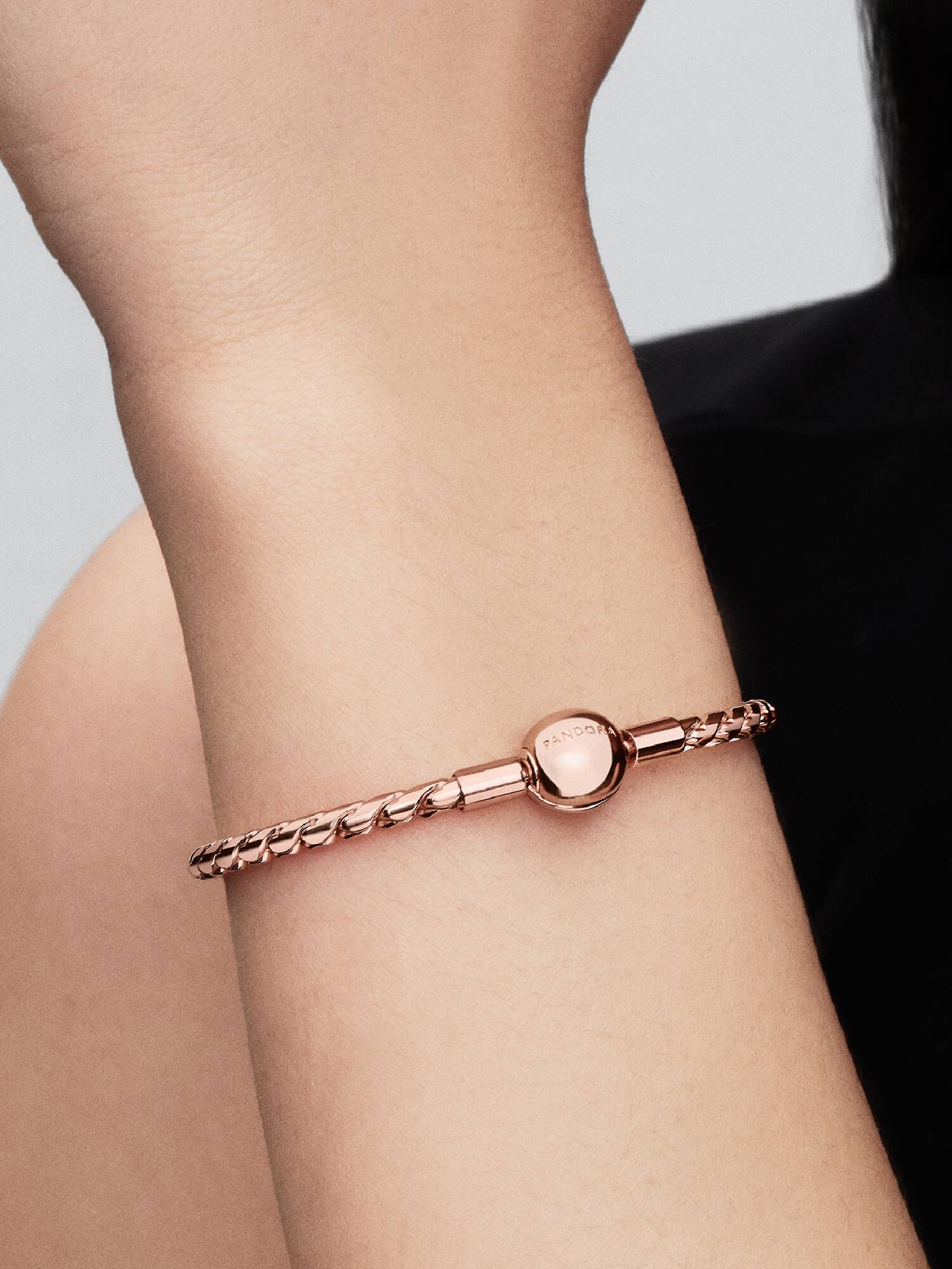 Round Clasp Wing Chain Bracelet