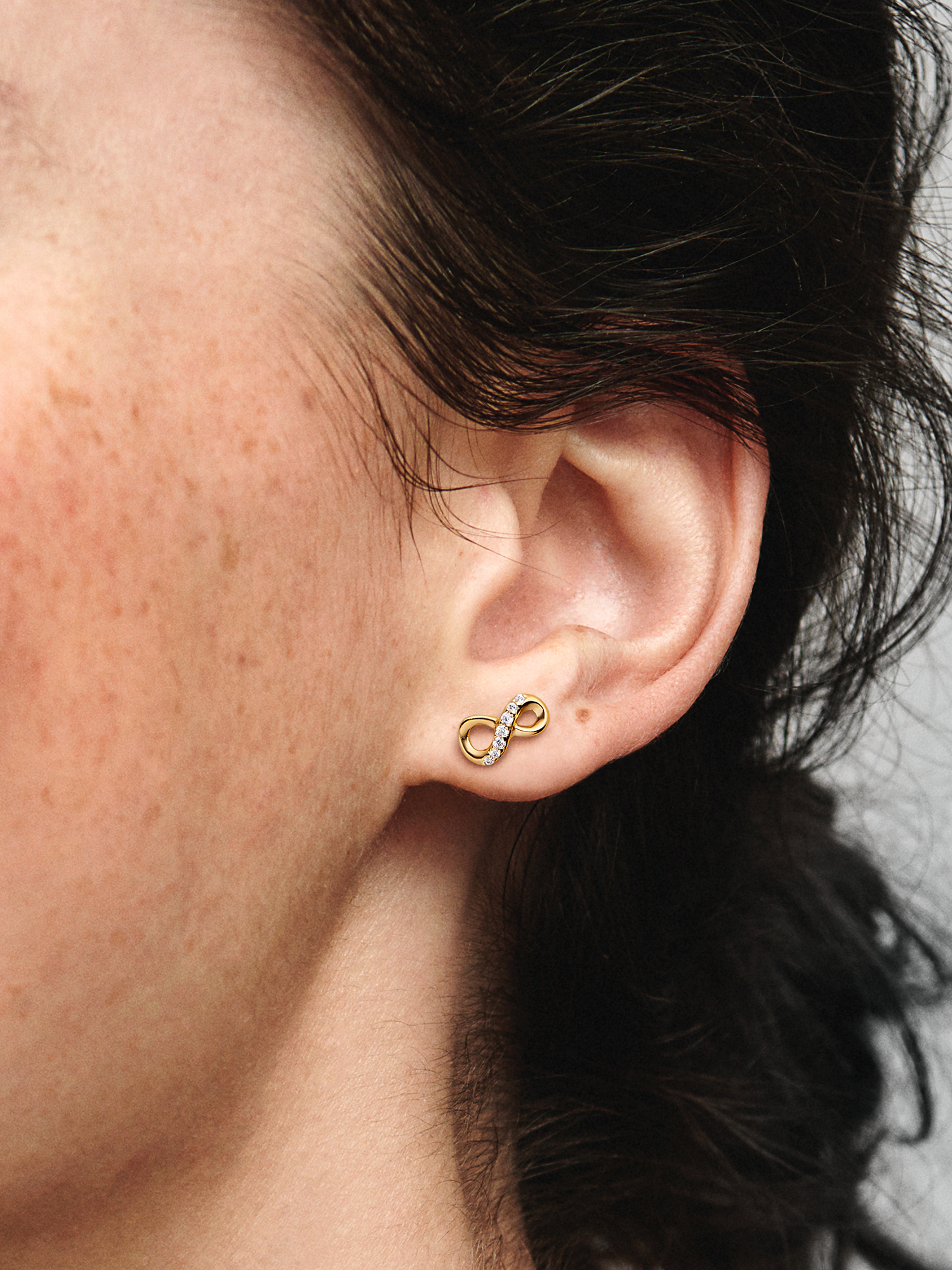 Sparkling Infinity Stud Earrings | ゴールドプレーティング | パンドラ'