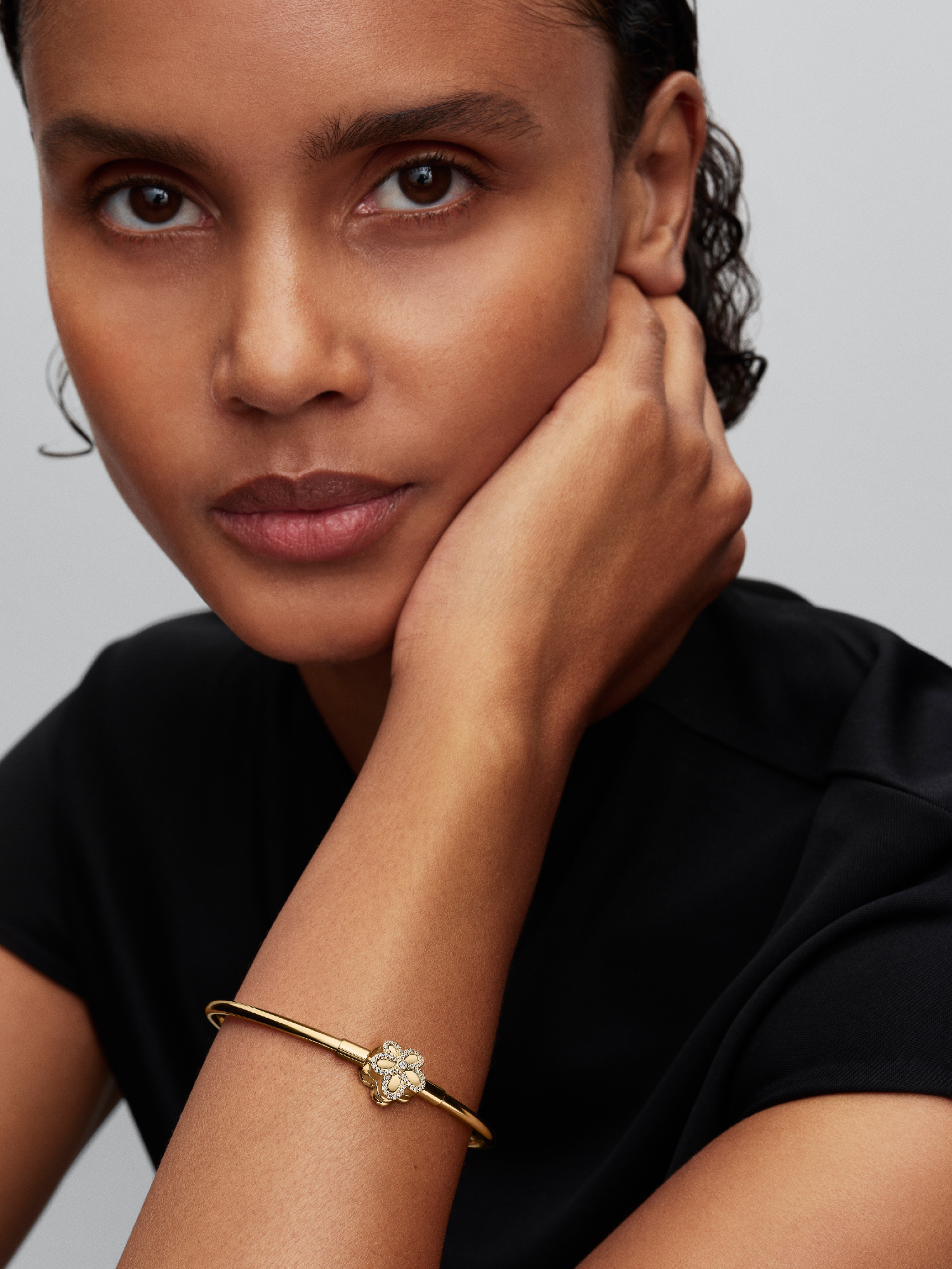 Pavé Flower Bangle | ゴールドプレーティング | パンドラ'