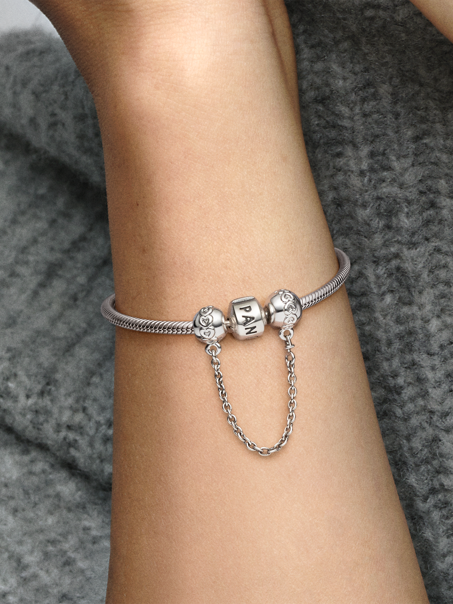 Band of Hearts Safety Chain Charm | スターリングシルバー | パンドラ'