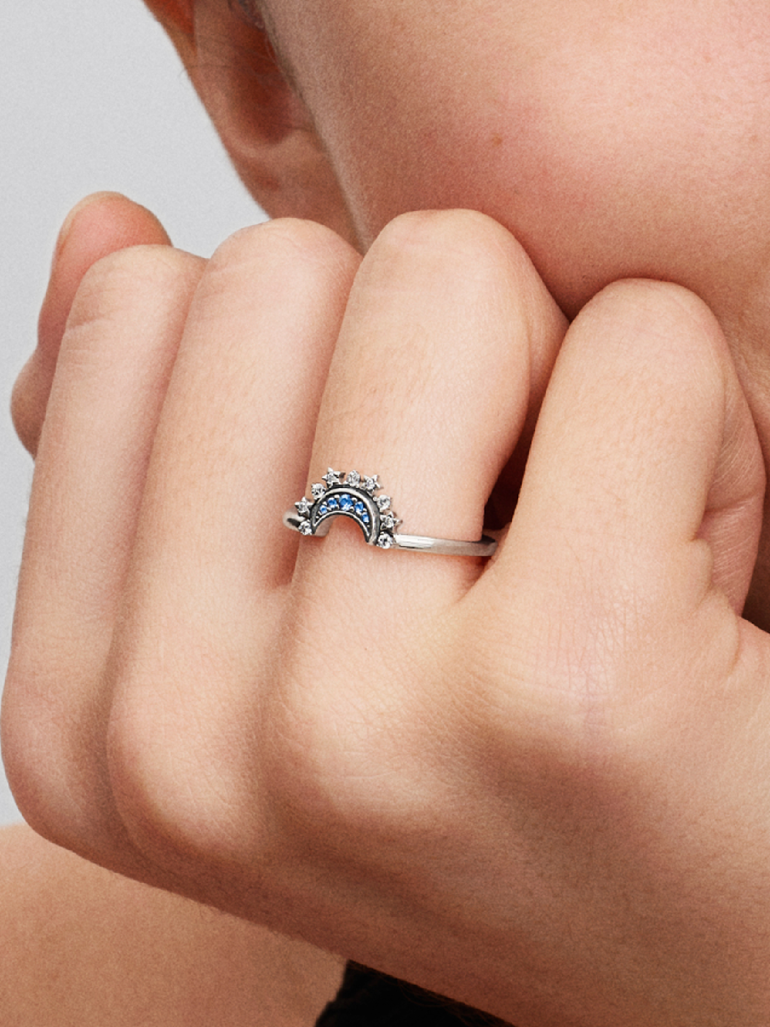 Celestial Blue Sparkling Moon Ring | スターリングシルバー | パンドラ'